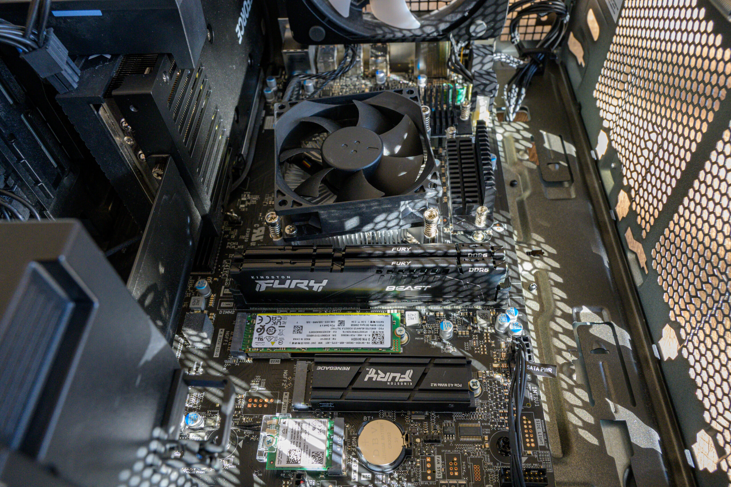 メモリーの入れ替えとSSDの追加